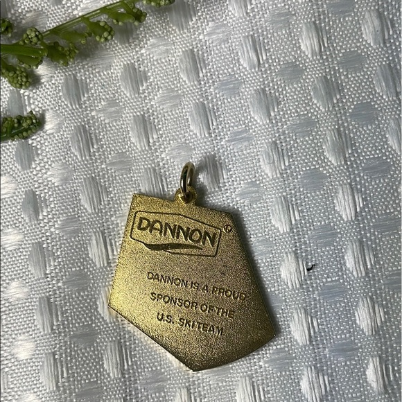 VINTAGE US TEAM gold Keychain Charm Dannon Rare. - Picture 2 of 2